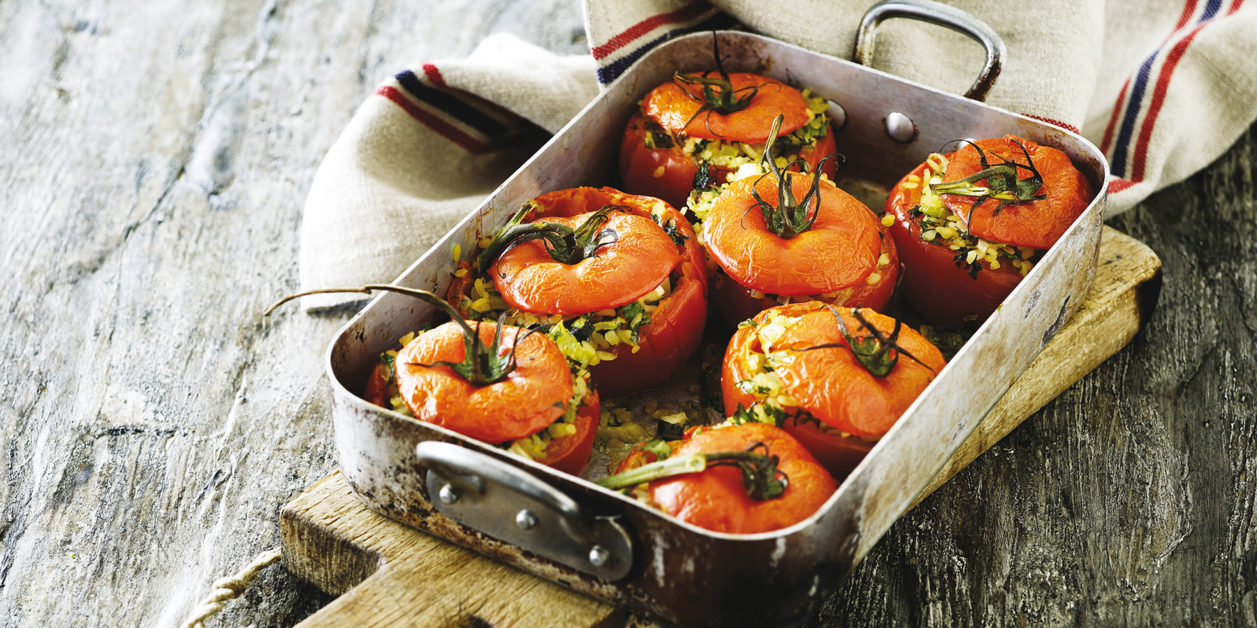 Bagte tomater med brie, bulgur og krydderurter