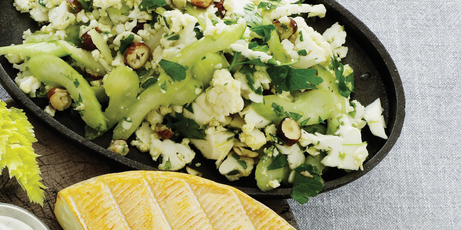 Blomkålssalat med bladselleri og nødder