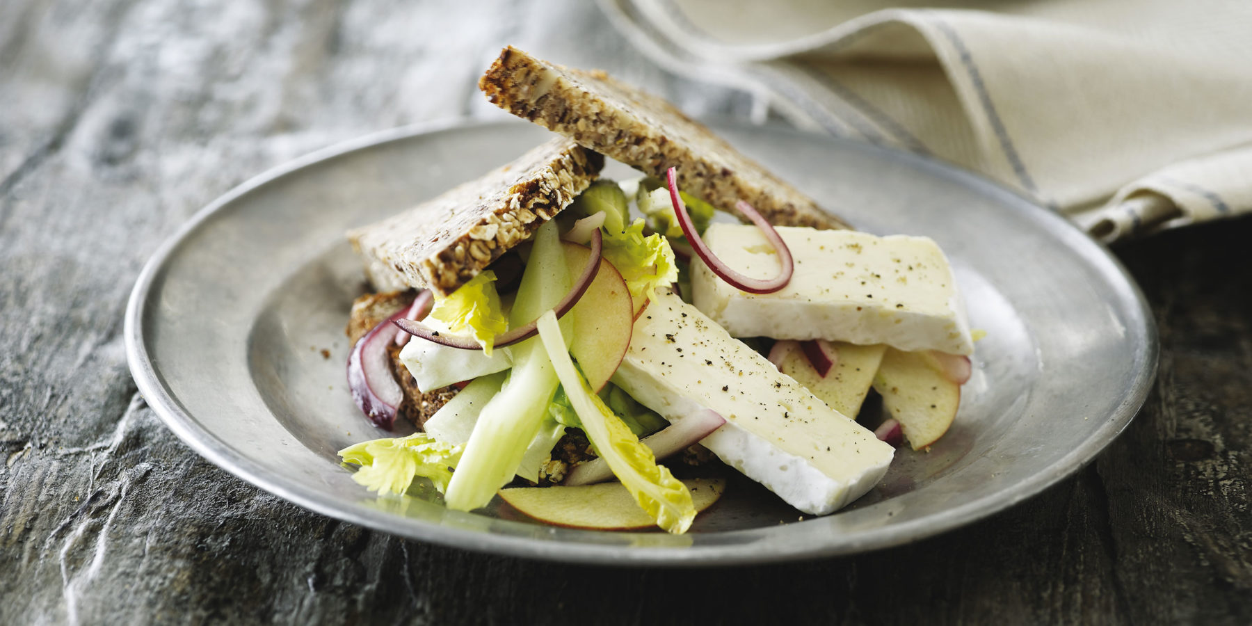Rugbrødssandwich med brie og syltede løg