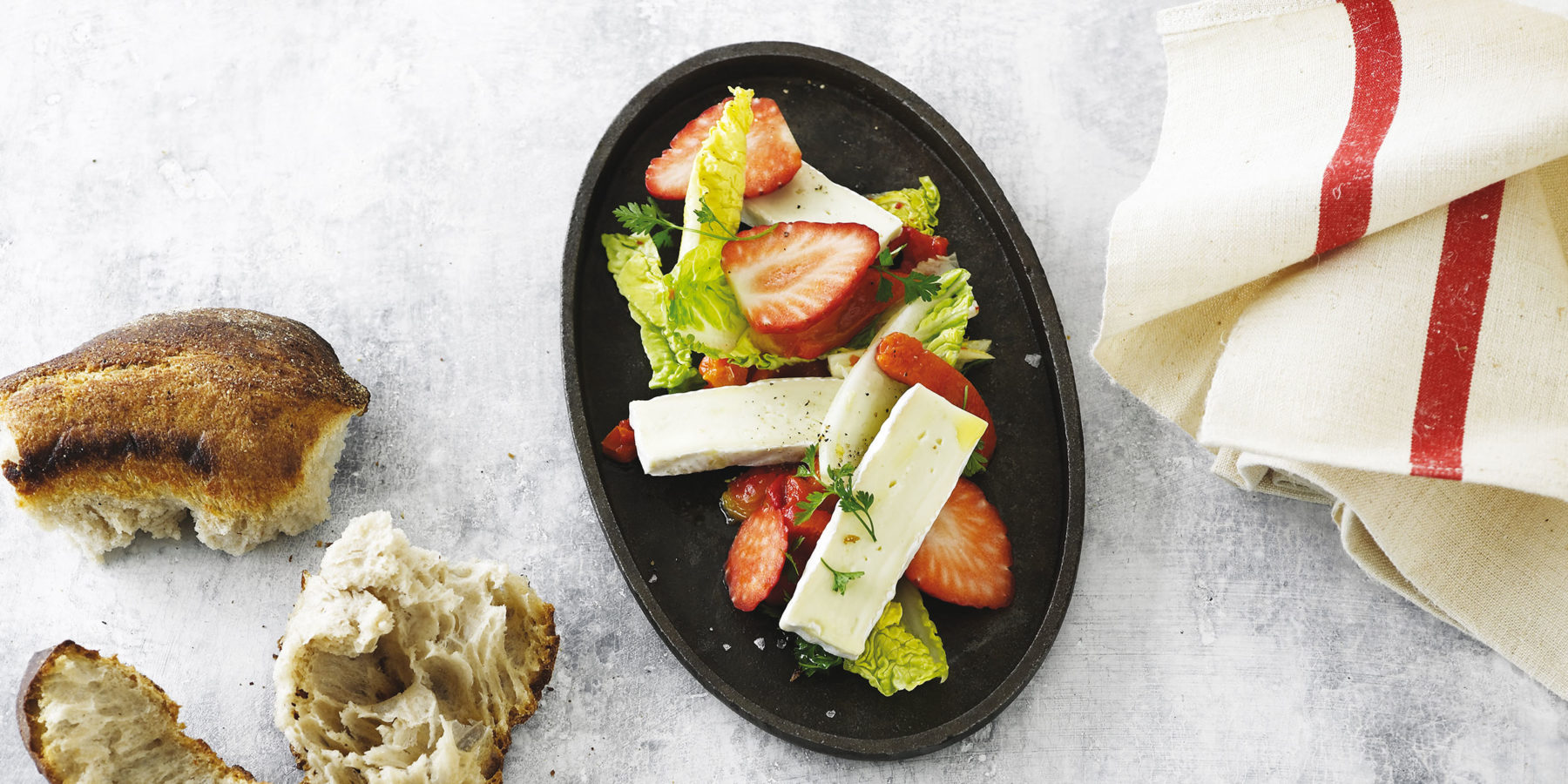 Salat med brie, jordbær og bagt peberfrugt