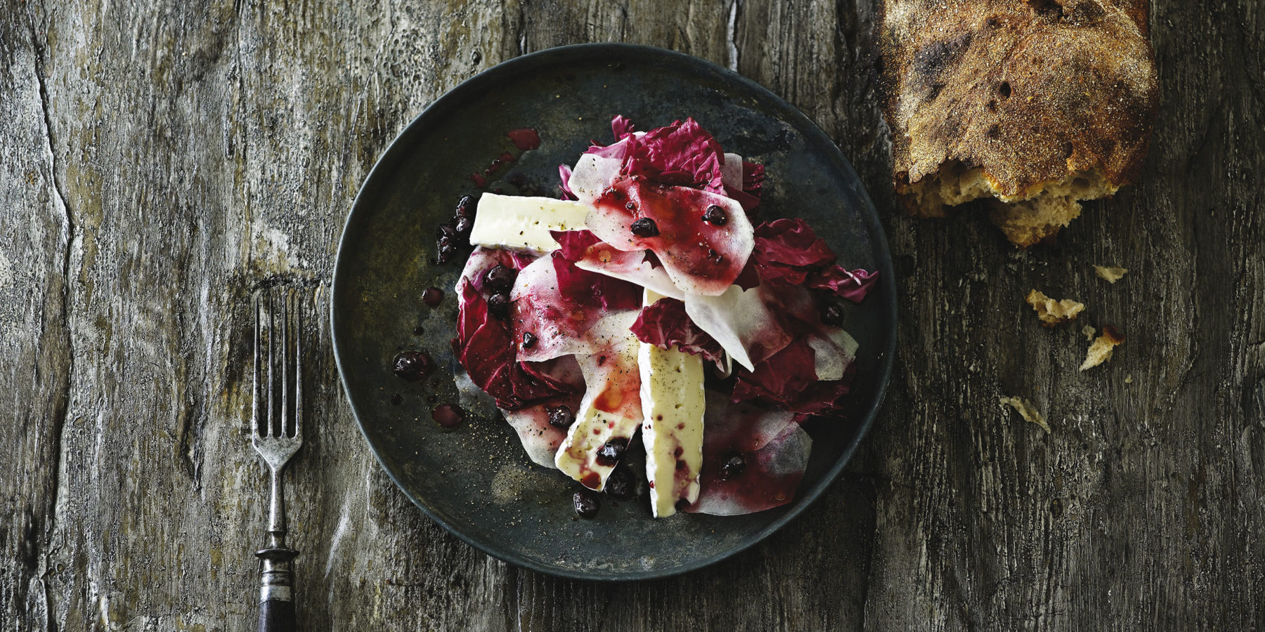 Salat med radicchio, brie og solbær