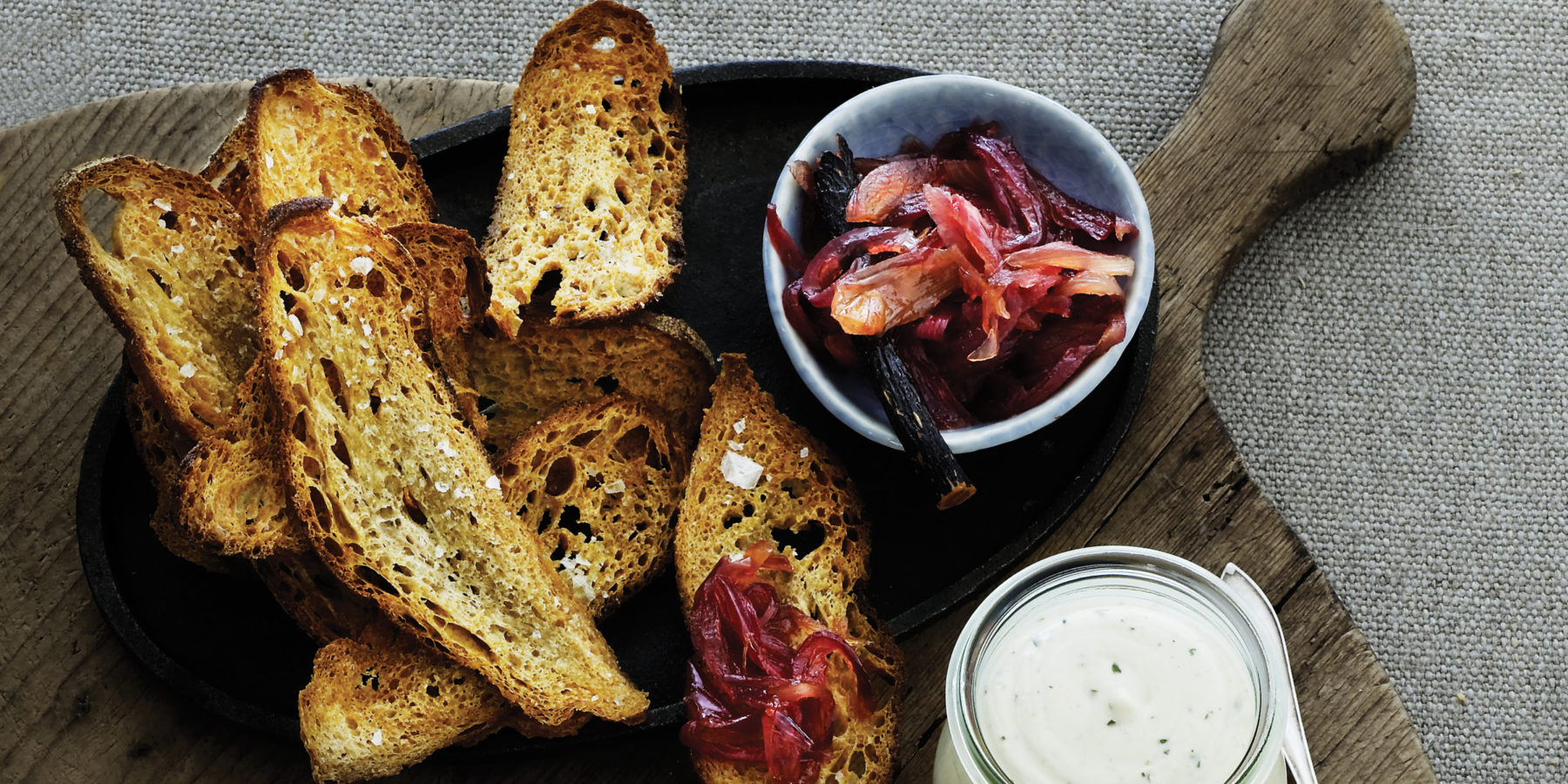Sprøde brød med løgmarmelade med lakrids