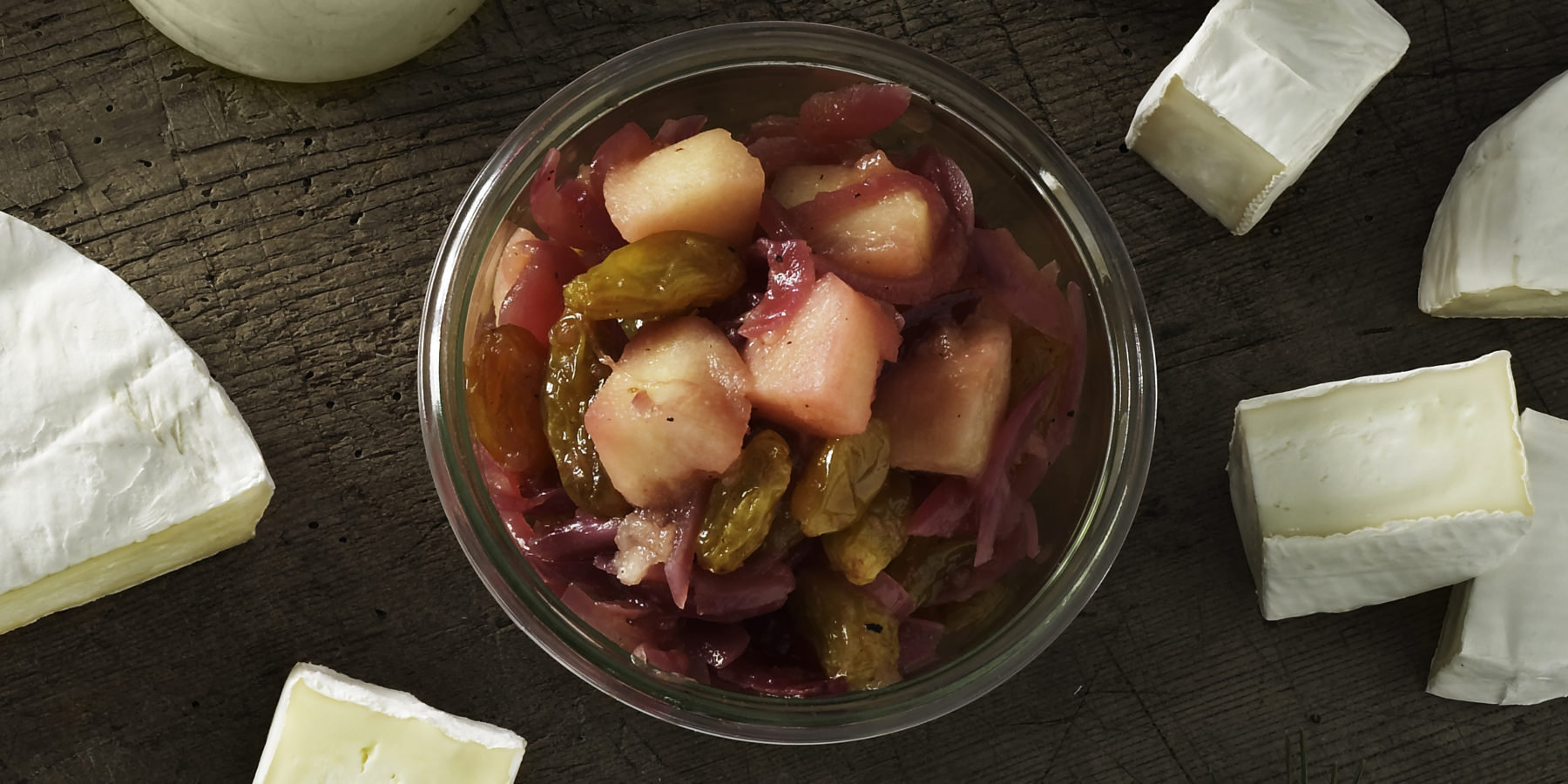 Æblekompot med lyse rosiner og gran